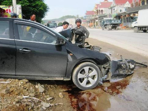 Xe con đấu đầu Container 4 người nhập viện